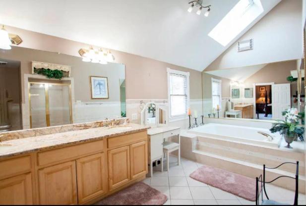 Holiday home Suburban Escape With Hot Tub! *