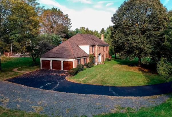 Suburban Escape With Hot Tub! * Morrisville (Bucks County)