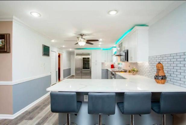 Suburban Escape With Hot Tub! Holiday home Morrisville (Bucks County)
