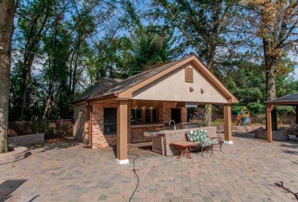 Suburban Escape With Hot Tub! Morrisville (Bucks County)