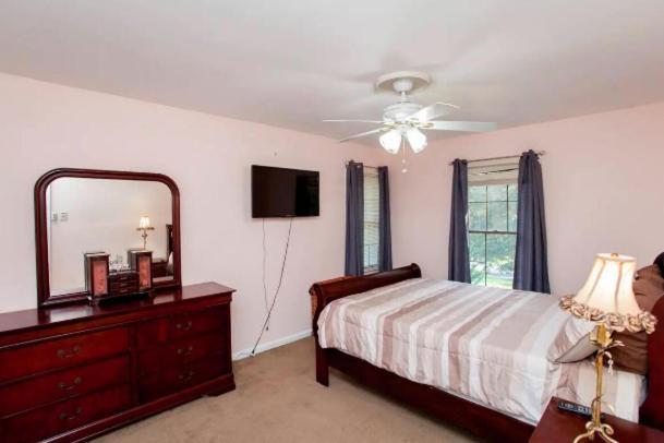 Holiday home Suburban Escape With Hot Tub! *