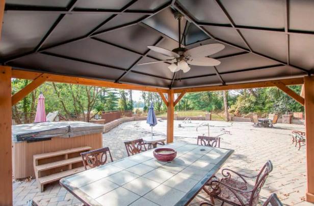 Suburban Escape With Hot Tub! Holiday home Morrisville (Bucks County)