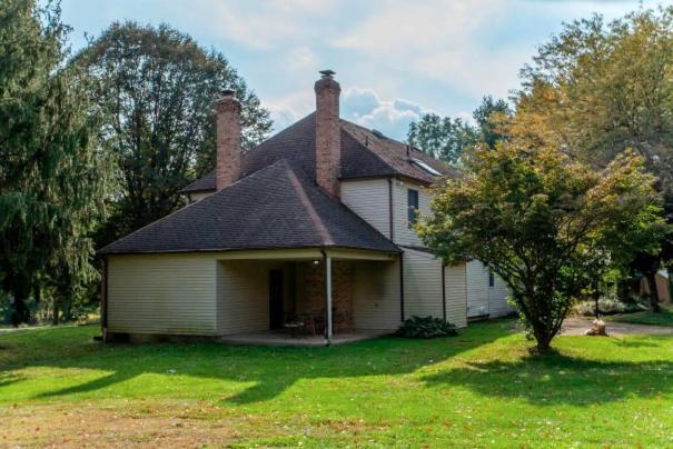 Suburban Escape With Hot Tub! Holiday home