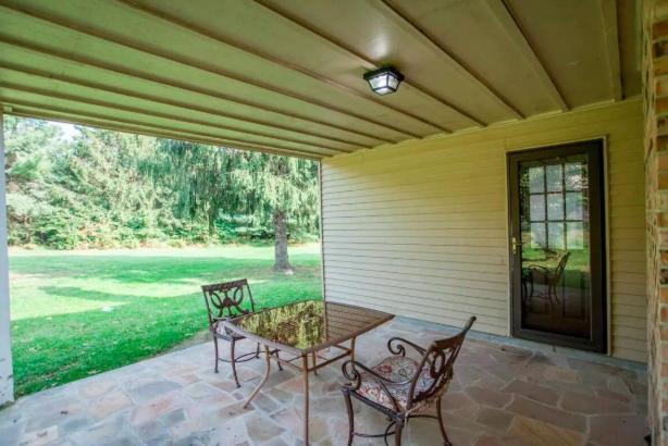 Suburban Escape With Hot Tub! *