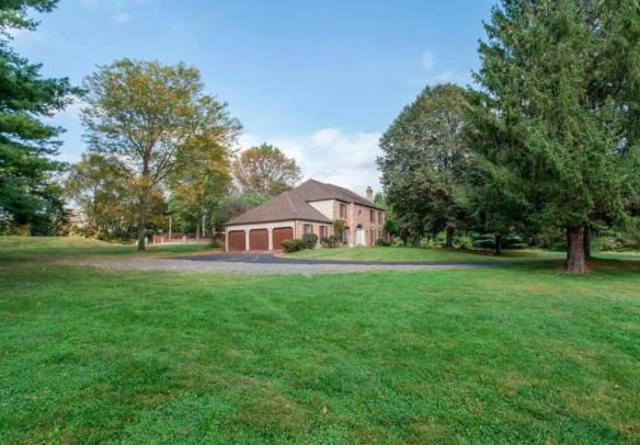 Suburban Escape With Hot Tub!