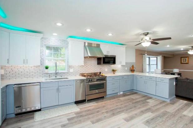 Holiday home Suburban Escape With Hot Tub! *
