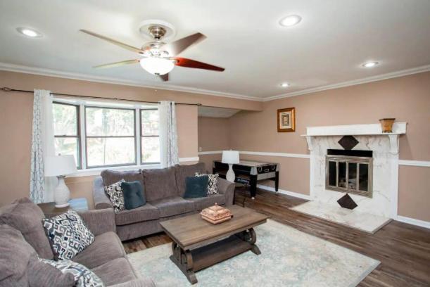 Suburban Escape With Hot Tub! *