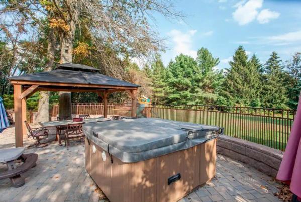 Suburban Escape With Hot Tub! *