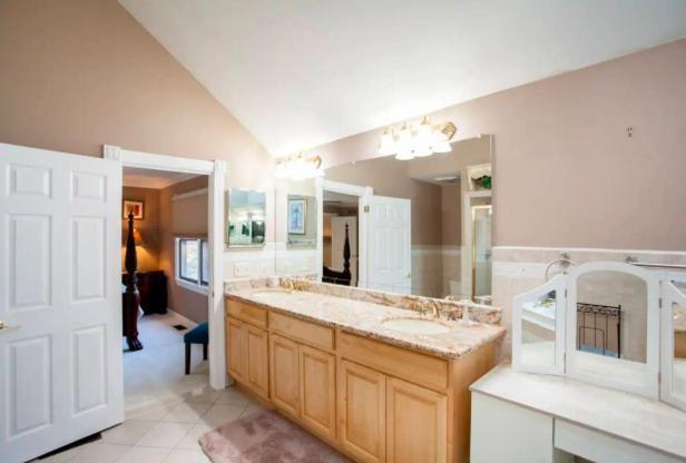 Suburban Escape With Hot Tub! Morrisville (Bucks County)