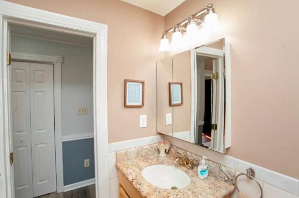 Suburban Escape With Hot Tub! * Morrisville (Bucks County)